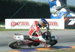 01 Ivan Lazzarini, vincitore del Gran Premio Alpi del mare, sulla pista di Busca.jpg